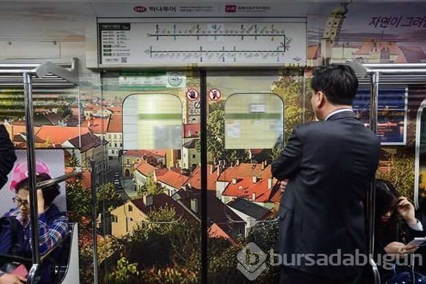 Seul'daki metrolarda dünya yolculuğu!

