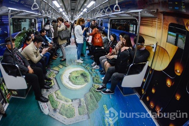 Seul'daki metrolarda dünya yolculuğu!
