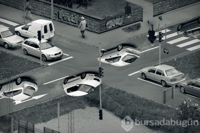 Bu fotoğraftaki tersliği fark ettiniz mi?