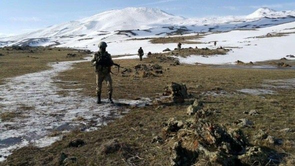 Mehmetçik ne kar dinliyor ne soğuk!