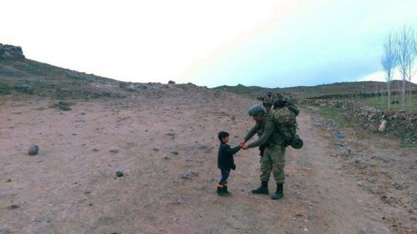 Mehmetçik ne kar dinliyor ne soğuk!