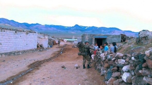 Mehmetçik ne kar dinliyor ne soğuk!