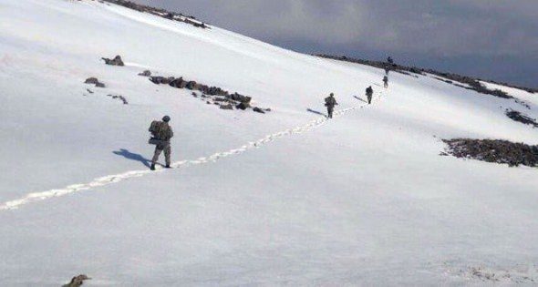 Mehmetçik ne kar dinliyor ne soğuk!