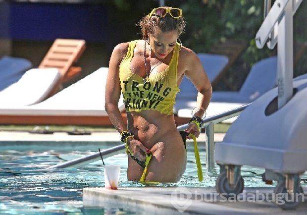 Jennifer Nicole Lee nefes alamıyor...