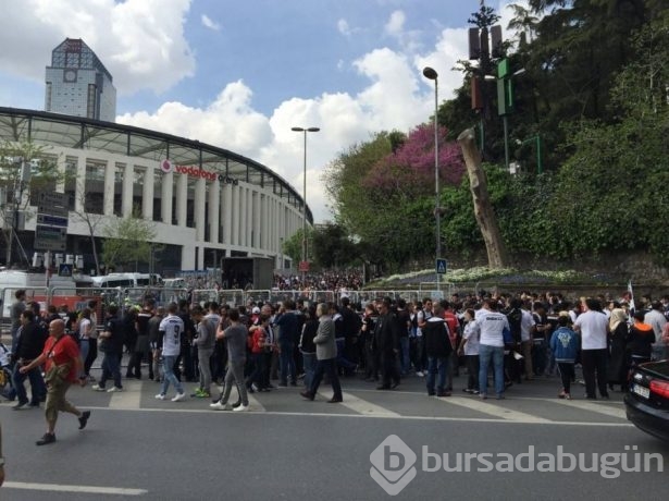 Meşaleler yandı, Beşiktaş taraftarı çıldırdı!