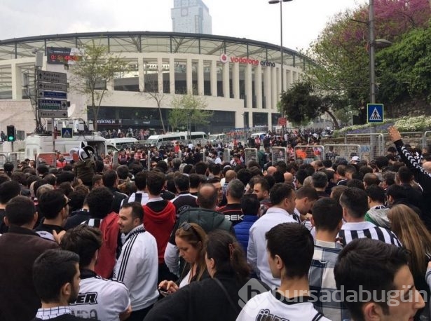 Meşaleler yandı, Beşiktaş taraftarı çıldırdı!