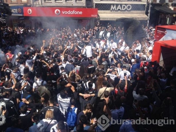 Meşaleler yandı, Beşiktaş taraftarı çıldırdı!