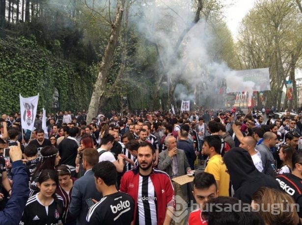 Meşaleler yandı, Beşiktaş taraftarı çıldırdı!