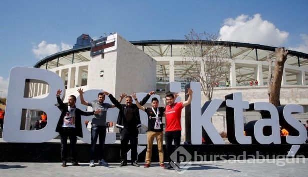 Meşaleler yandı, Beşiktaş taraftarı çıldırdı!