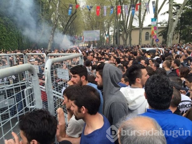 Meşaleler yandı, Beşiktaş taraftarı çıldırdı!