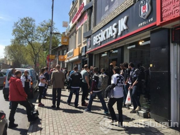Meşaleler yandı, Beşiktaş taraftarı çıldırdı!