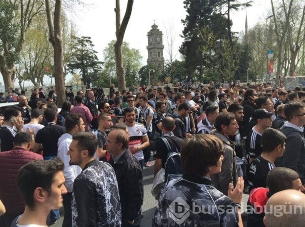 Meşaleler yandı, Beşiktaş taraftarı çıldırdı!