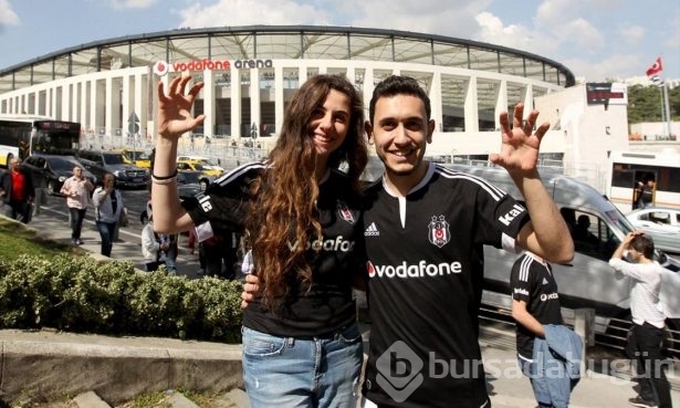 Meşaleler yandı, Beşiktaş taraftarı çıldırdı!