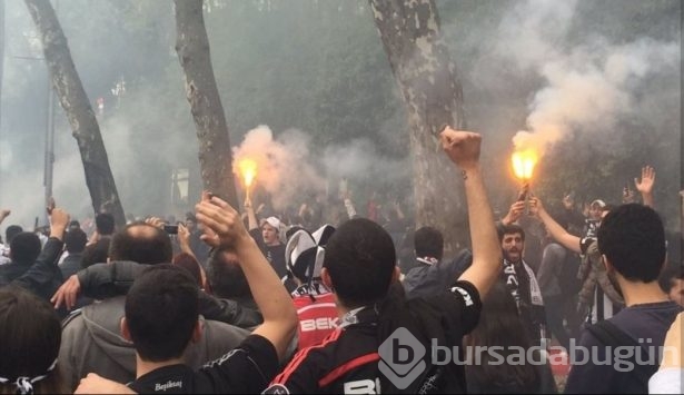 Meşaleler yandı, Beşiktaş taraftarı çıldırdı!