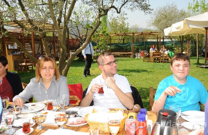 Renk Otizm'e Çubuklu Et'den anlamlı destek...