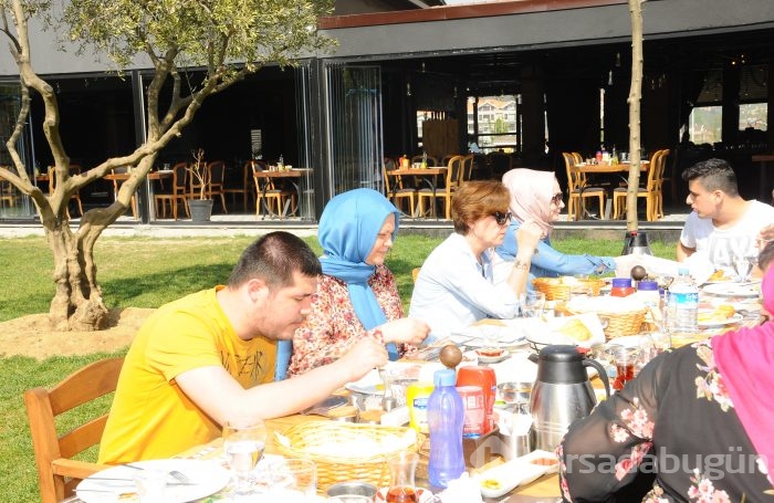 Renk Otizm'e Çubuklu Et'den anlamlı destek...