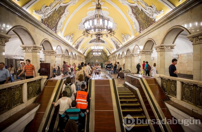 Balo salonu değil metro istasyonu