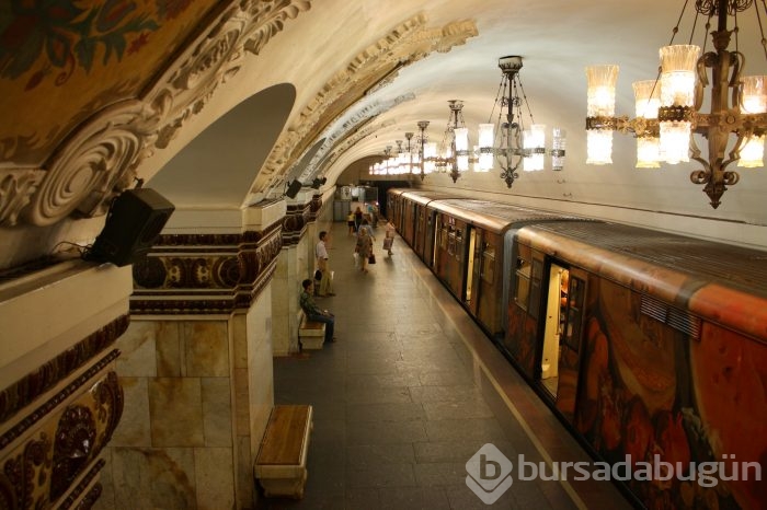 Balo salonu değil metro istasyonu