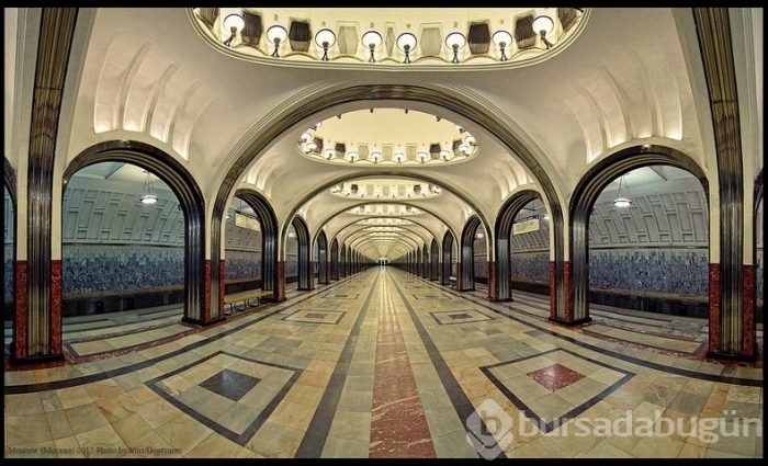 Balo salonu değil metro istasyonu