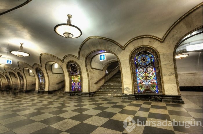 Balo salonu değil metro istasyonu