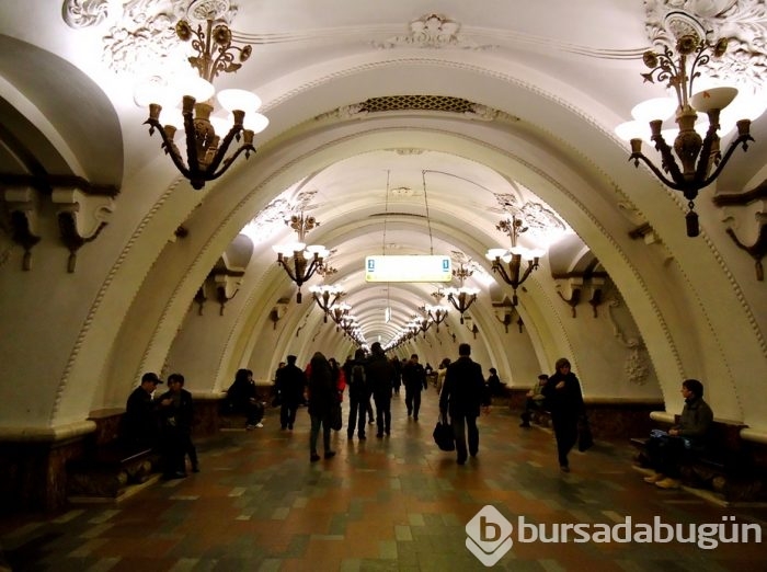 Balo salonu değil metro istasyonu