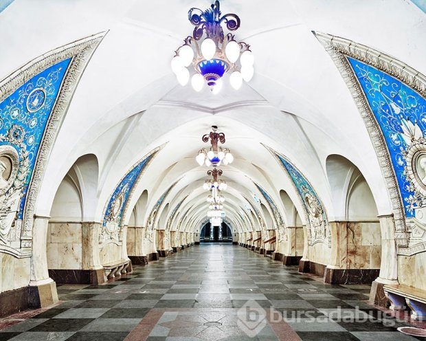 Balo salonu değil metro istasyonu