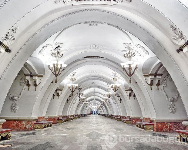 Balo salonu değil metro istasyonu