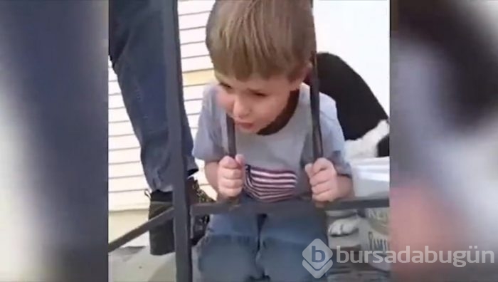 Kafası sıkışan çocuk kendini mucizevi bir yöntemle kurtardı