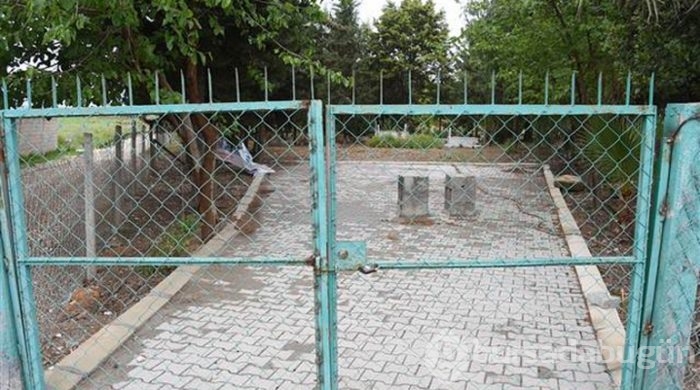 Muhtar mezarlığı kilitledi!