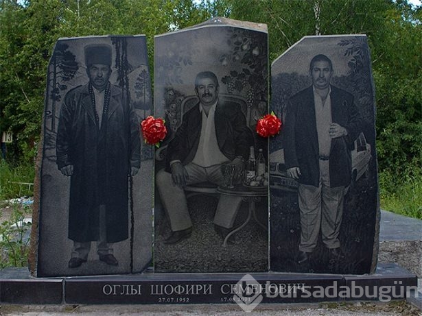 Onların mezar taşları bile farklı
