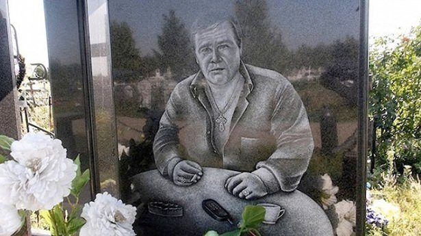 Onların mezar taşları bile farklı
