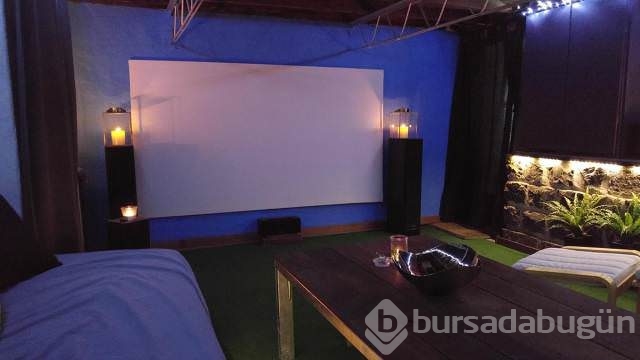 Bahçesine sinema sistemi kurdu