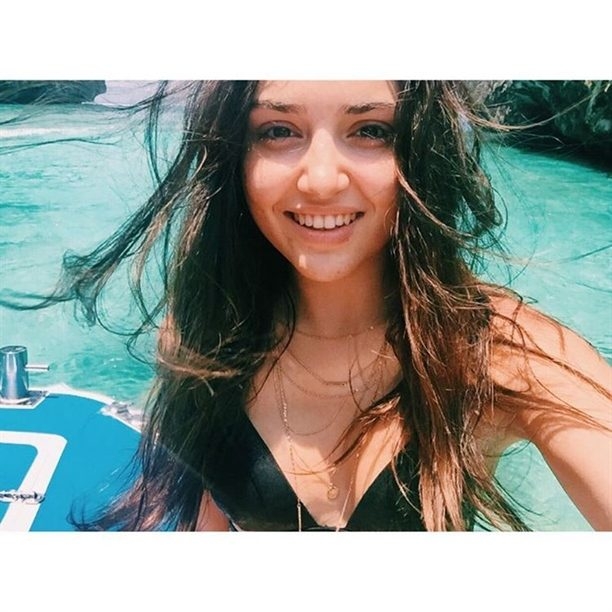 Hande Erçel'in gece pozu!
