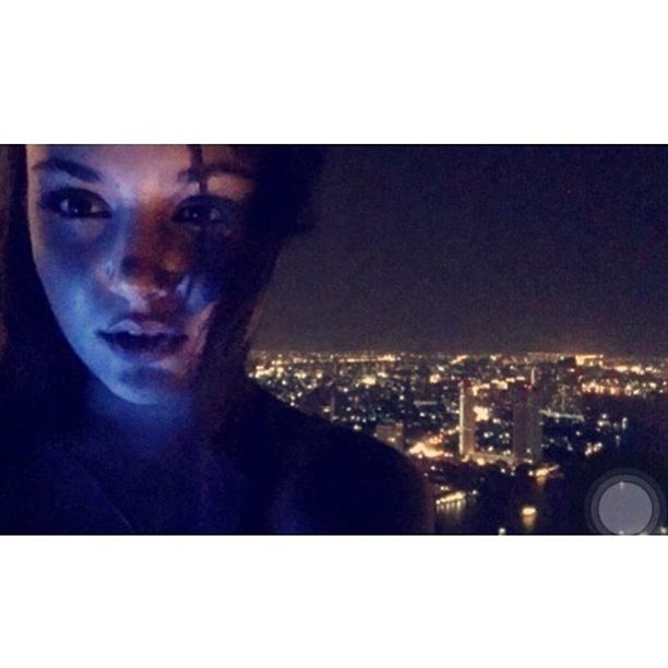 Hande Erçel'in gece pozu!