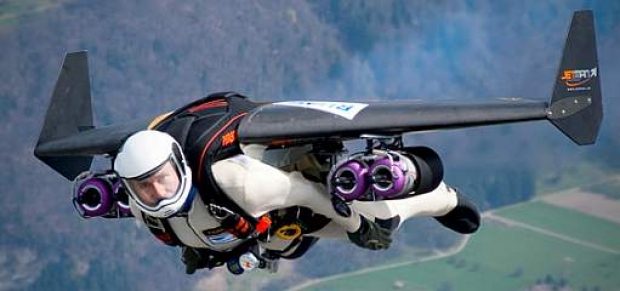 Jet motorlu kanatlarla Dubai'de uçan ilk insan	