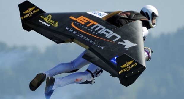 Jet motorlu kanatlarla Dubai'de uçan ilk insan	