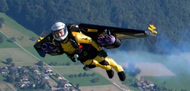 Jet motorlu kanatlarla Dubai'de uçan ilk insan	