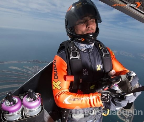 Jet motorlu kanatlarla Dubai'de uçan ilk insan	