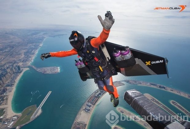 Jet motorlu kanatlarla Dubai'de uçan ilk insan	