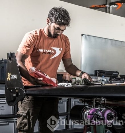 Jet motorlu kanatlarla Dubai'de uçan ilk insan	