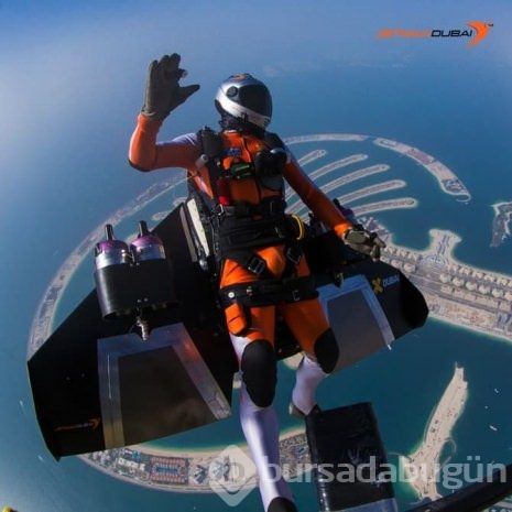 Jet motorlu kanatlarla Dubai'de uçan ilk insan	