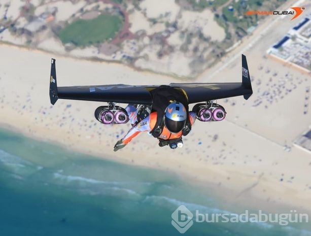 Jet motorlu kanatlarla Dubai'de uçan ilk insan	