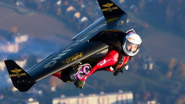 Jet motorlu kanatlarla Dubai'de uçan ilk insan	