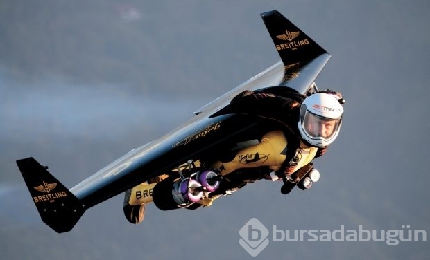 Jet motorlu kanatlarla Dubai'de uçan ilk insan	