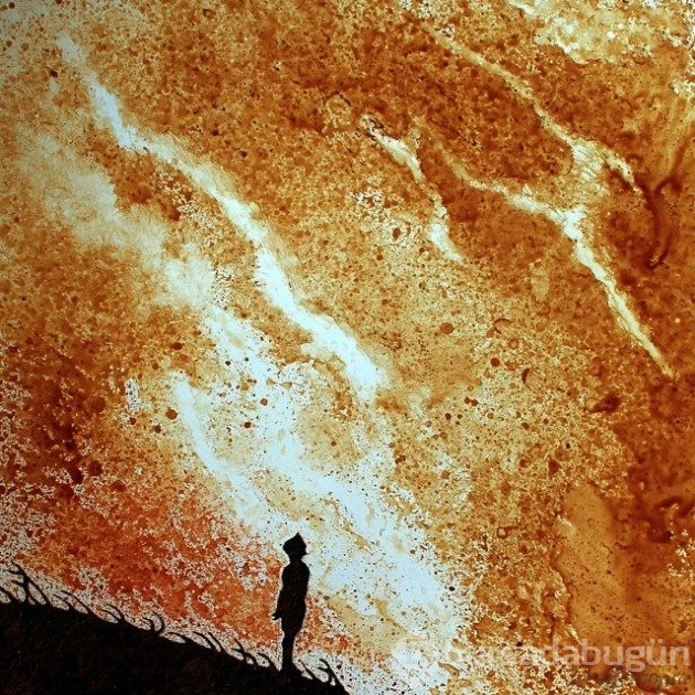 Bir fincan kahveyle sanat eserleri yaratan sanatçıdan 18 fotoğraf
