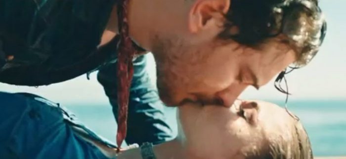 Çağatay Ulusoy'dan 1 milyon 800 bin TL'lik öpücük