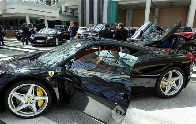 Dev holdingin lüks otomobilleri satılıyor