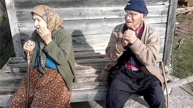 Yalnızların yarısı yaşlı