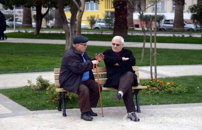 Yalnızların yarısı yaşlı