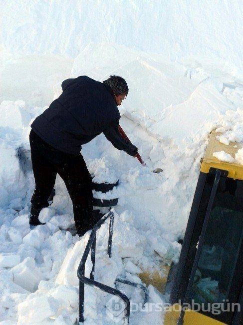Çığ altında kalan operatörü arkadaşları kurtardı